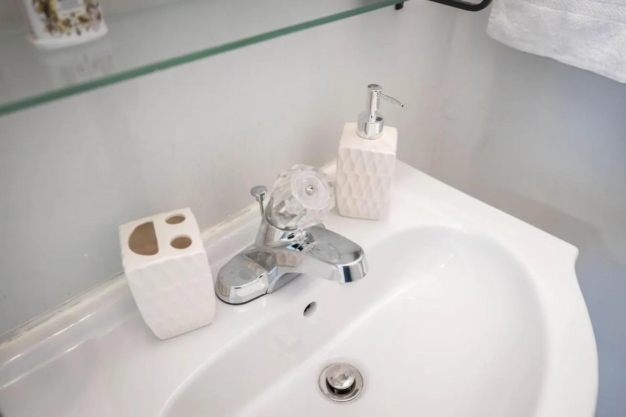 Cute 2-Bedroom Caverna Toronto Canada